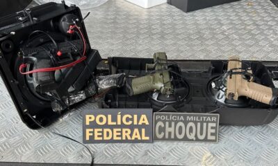 Três pistolas escondidas em caixas de som com distintivos da Polícia Federal e Polícia Militar Choque