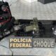 Três pistolas escondidas em caixas de som com distintivos da Polícia Federal e Polícia Militar Choque