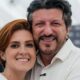 Mila Seidl e Lito Sousa sorrindo, abraçados, olhando para a câmera.