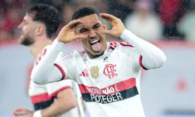 Jogador Pedro em camisa do Flamengo celebra, língua para fora, mãos no rosto. Texto 'ROBINA É POTEGER'