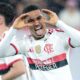 Jogador Pedro em camisa do Flamengo celebra, língua para fora, mãos no rosto. Texto 'ROBINA É POTEGER'