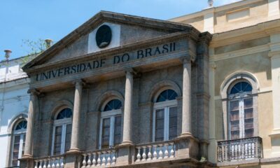 Fachada de prédio universitário de pedra com colunas e inscrição "UNIVERSIDADE DO BRASIL"