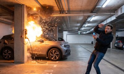 Carro elétrico explode com faíscas em garagem (15, 18), homem assustado com celular