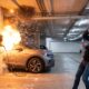 Carro elétrico explode com faíscas em garagem (15, 18), homem assustado com celular