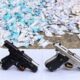Quatro pistolas e dezenas de embalagens de drogas ilícitas apreendidas