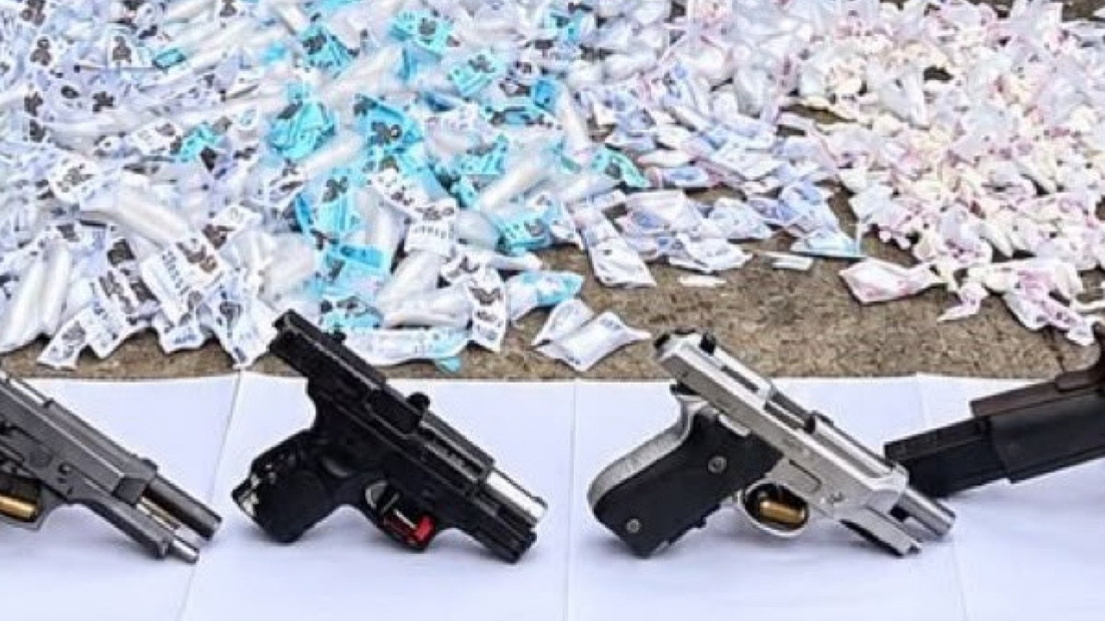 Quatro pistolas e dezenas de embalagens de drogas ilícitas apreendidas