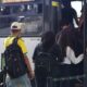 Pessoas com mochilas embarcam em um ônibus público verde e branco