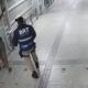 Agente do BRT Seguro com colete detém homem de camisa 12 e braços erguidos em estação