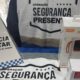 Sinal Polícia Militar, banner Segurança Presente, caixas α GOLD power bank e Kapboom fone