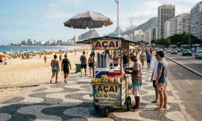 Vender açaí na praia de Copacabana custa cerca de R$ 95 por ano de licença e R$ 7 por copo: a conta de quem trabalha na areia