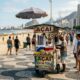 Vender açaí na praia de Copacabana custa cerca de R$ 95 por ano de licença e R$ 7 por copo: a conta de quem trabalha na areia