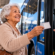 Motoristas e passageiros com mais de 60 anos têm direito a benefícios gratuitos no trânsito em 2026, incluindo vantagens que podem durar por toda a vida