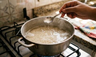 Colocar uma colher de vinagre no preparo do arroz: para que serve e por que chefs de cozinha recomendam esse truque