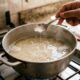 Colocar uma colher de vinagre no preparo do arroz: para que serve e por que chefs de cozinha recomendam esse truque