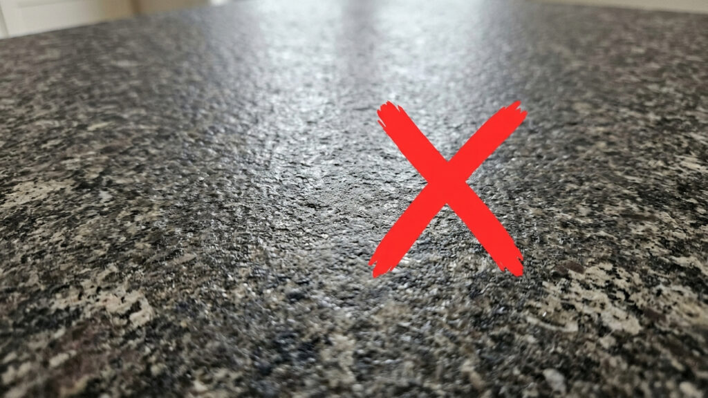 Adeus granito opaco na bancada: o método caseiro simples para remover manchas esbranquiçadas e devolver o brilho espelhado da pedra