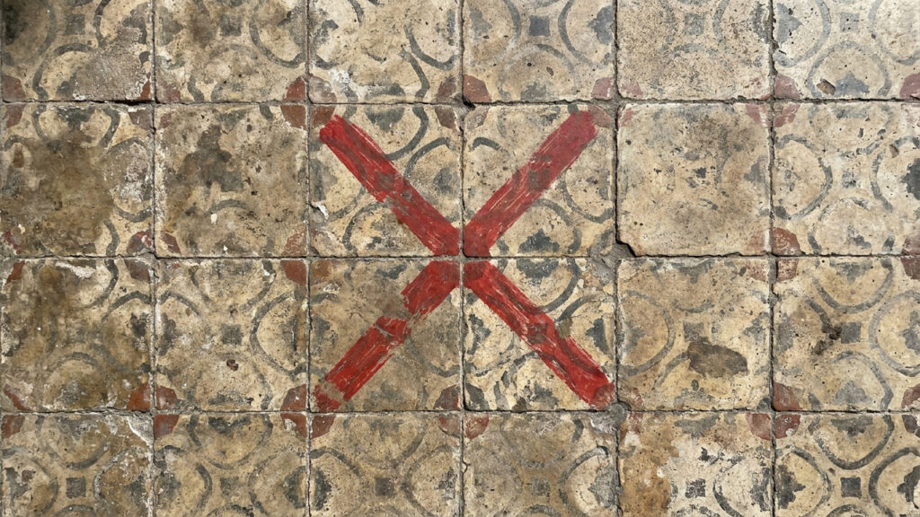 Adeus ladrilhos hidráulicos manchados e desbotados: por que você nunca deve passar detergente comum no piso e qual a solução correta
