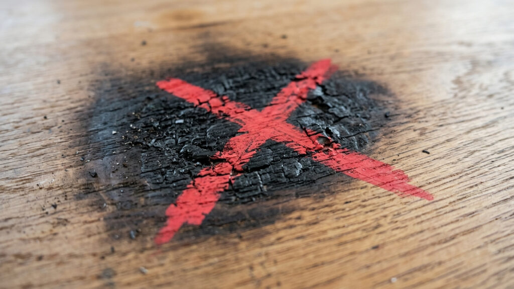 Adeus queimaduras na mesa de madeira: o truque simples de restauração caseira para remover marcas de vela e cigarro sem lixar tudo