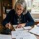 De acordo com a psicologia, pessoas entre 65 e 80 anos tendem a manter mais presente o peso de uma perda financeira futura, especialmente quando os valores são altos