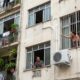 Morador instala ar-condicionado no apartamento para fugir do calor, mas condensadora e mudanças na fachada acabam iniciando uma guerra entre vizinhos