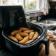 O frango crocante de air fryer fica ainda mais saboroso com 500 g de peito de frango, farinha de rosca e temperos simples