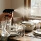 O líquido aromático clássico de farmácia que você deve passar na mesa de jantar para afastar moscas e insetos na hora do almoço