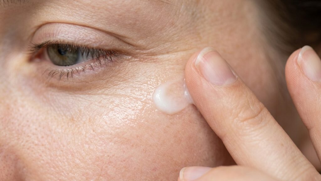 Cosmetólogos explicam como usar a Nivea da latinha azul no contorno dos olhos: a hidratação pode suavizar temporariamente a aparência dos pés de galinha, mas não elimina as rugas