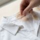 Como tirar manchas de maquiagem das roupas: produtos suaves usados na ordem correta podem ajudar a remover a base sem espalhar a sujeira