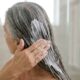 Shampoo roxo e máscara hidratante nos cabelos brancos: para que serve essa combinação e por que o tempo de contato pode mudar a aparência dos grisalhos