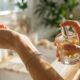 Nem doce, nem marcante: a nova tendência dos perfumes com cheiro de banho tomado que está conquistando quem prefere uma fragrância elegante e discreta