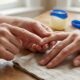 Vaselina e hidratante nas unhas sem esmalte: para que serve esse cuidado e por que a frequência pode ser mais importante do que usar grandes quantidades