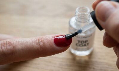 Evitar mexer no esmalte logo depois da manicure: o hábito simples que pode fazer a cor durar mais bonita