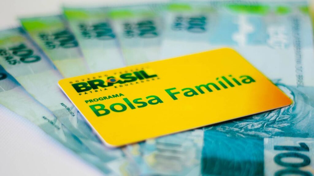 Bolsa Família de outubro: pagamentos começam no dia 19 e quem não atualizou o CadÚnico nos últimos 24 meses pode ter o benefício bloqueado; veja como consultar pelo app