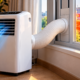 Morador compra ar-condicionado portátil de R$ 1.800 para fugir do calor sem reformar a casa, conecta o tubo de exaustão na janela e percebe que o ar quente pode voltar para dentro do ambiente