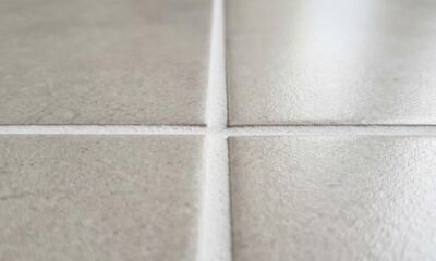 Adeus quebra-quebra no banheiro: o produto de bisnaga de R$ 20 reais que renova rejuntes encardidos sem tirar o piso