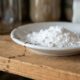 Dedetizador ensina o truque caseiro com dois ingredientes da despensa para eliminar colônias de formigas pequenas nos armários da cozinha