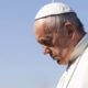 Papa Francisco, líder católico argentino, sobre o consumo: "Quanto mais vazio está o coração da pessoa, mais ela precisa de objetos para comprar, possuir e consumir." Uma reflexão sobre o vazio que as compras tentam preencher