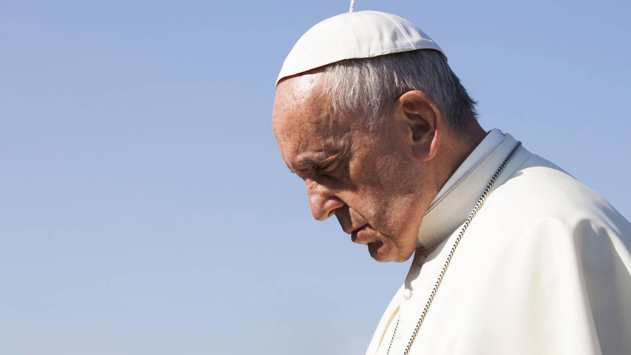 Papa Francisco, líder católico argentino, sobre o consumo: "Quanto mais vazio está o coração da pessoa, mais ela precisa de objetos para comprar, possuir e consumir." Uma reflexão sobre o vazio que as compras tentam preencher
