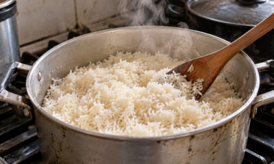 Chefs concordam: para o arroz ficar soltinho, não é mais óleo, e sim lavar os grãos até a água sair clara, para tirar o excesso de amido