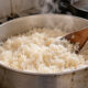 Chefs concordam: para o arroz ficar soltinho, não é mais óleo, e sim lavar os grãos até a água sair clara, para tirar o excesso de amido