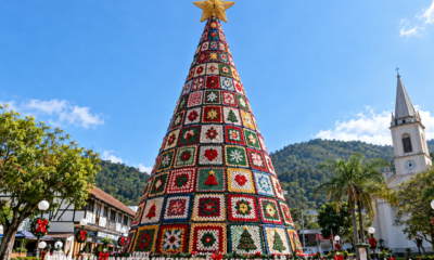 Parece filme, mas é em Santa Catarina: a maior árvore de Natal de crochê do país, com 4,8 mil quadradinhos feitos à mão, precisa de guindaste para ser montada