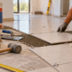 Profissionais da construção explicam quanto custa colocar piso cerâmico em uma casa de 60 metros quadrados e mostram como o preço dos revestimentos, da argamassa e da mão de obra influencia o valor total da reforma