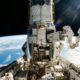 Em 1990, a NASA lançou o telescópio Hubble com um defeito no espelho menor que a espessura de um fio de cabelo e, 3 anos depois, astronautas precisaram consertá-lo em pleno espaço