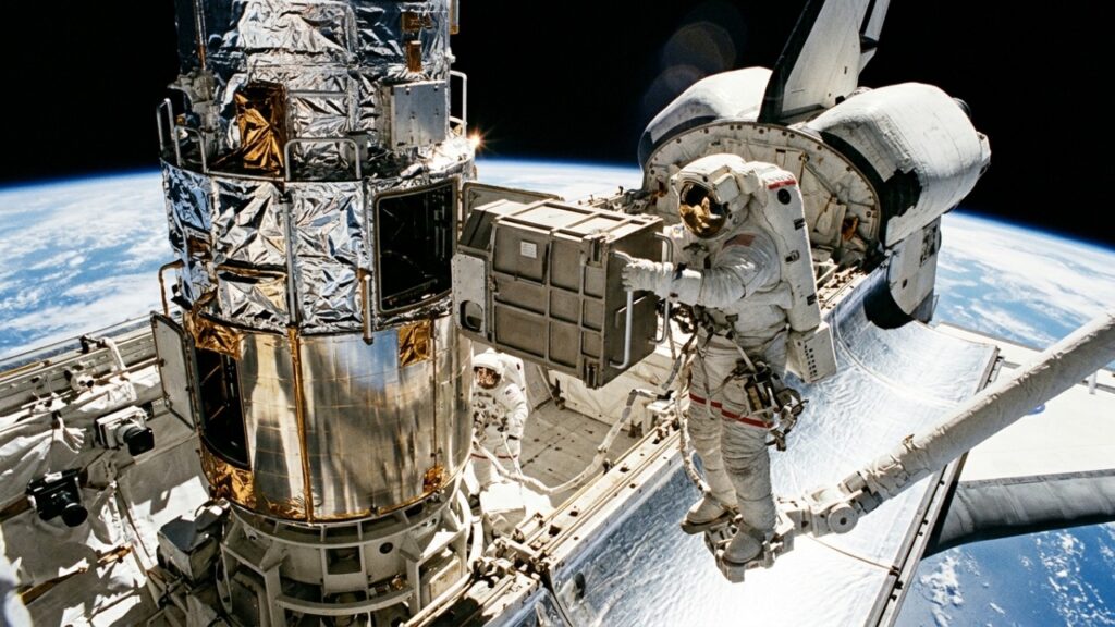 Em 1990, a NASA lançou o telescópio Hubble com um defeito no espelho menor que a espessura de um fio de cabelo e, 3 anos depois, astronautas precisaram consertá-lo em pleno espaço