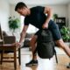 Treinadora ensina treino de 20 minutos para quem vive sem tempo: proposta usa exercícios que trabalham vários músculos ao mesmo tempo e pode ser feita em casa ou na academia
