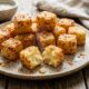 Nem farinha de trigo, nem fritura: a receita de bolinho de mandioca com queijo que fica crocantepor fora e macio por dentro