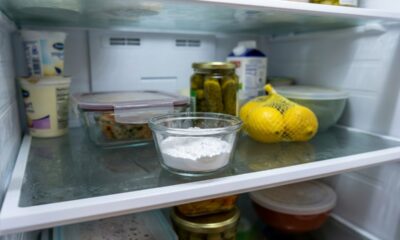 Colocar bicarbonato em um recipiente aberto dentro da geladeira antes de dormir: para que serve e o que pode mudar logo pela manhã