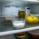 Colocar bicarbonato em um recipiente aberto dentro da geladeira antes de dormir: para que serve e o que pode mudar logo pela manhã