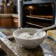 Especialistas em faxina indicam: misturar bicarbonato, água e vinagre pode ajudar a amolecer a gordura acumulada no forno antes de retirar tudo com pano ou esponja