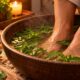 Lavar os pés com água morna e folhas de hortelã: para que serve o banho aromático e por que deixar os pés de molho por 15 minutos pode proporcionar frescor após um longo dia em pé