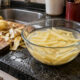 Chefs concordam: para a batata frita ficar crocante, não é trocar o óleo, e sim deixá-la de molho em água fria e fritar duas vezes